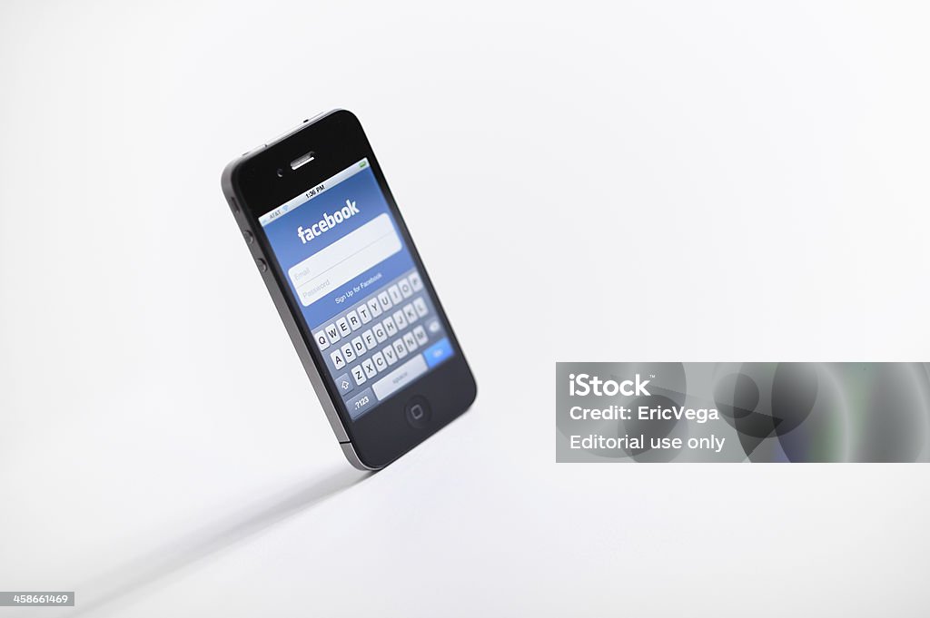 iPhone 4 в стилизованных Снимок продукта с Facebook App - Стоковые фото Apple Computers роялти-фри
