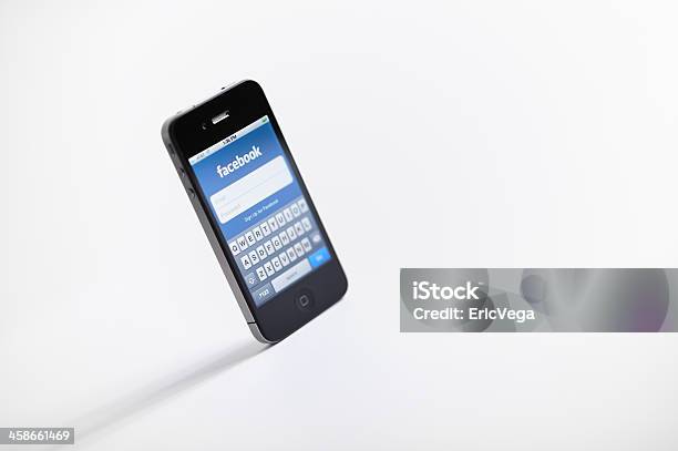 Iphone 4 В Стилизованных Снимок Продукта С Facebook App — стоковые фотографии и другие картинки Apple Computers