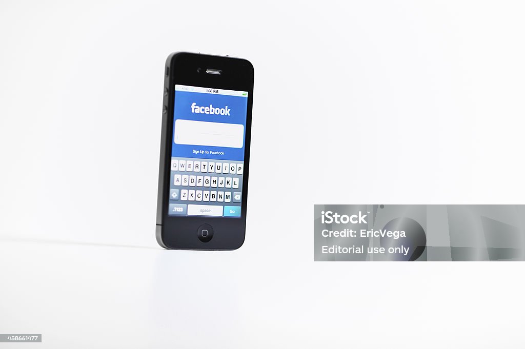 iPhone cuatro En una captura de producto modificada, con la aplicación de Facebook - Foto de stock de Aplicación para móviles libre de derechos