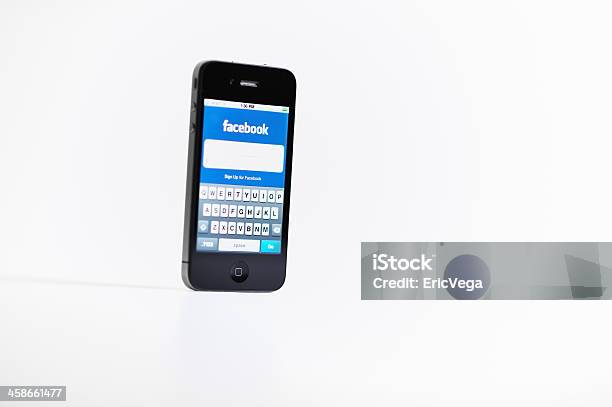 Iphone Cuatro En Una Captura De Producto Modificada Con La Aplicación De Facebook Foto de stock y más banco de imágenes de Aplicación para móviles