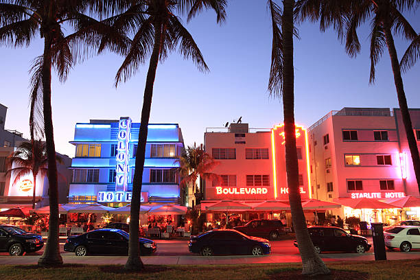 south beach, à miami, en floride - ocean drive south beach night miami beach photos et images de collection