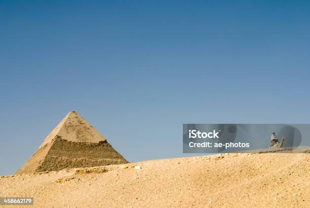Foto de Pirâmide De Khafre E Policial Gizé Cairo Egito e mais fotos de stock de Adulto - Adulto, Areia, Azul