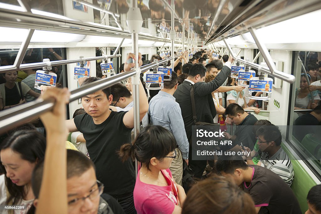Переполненном метро, Шанхай, Китай - Стоковые фото Автомобиль роялти-фри