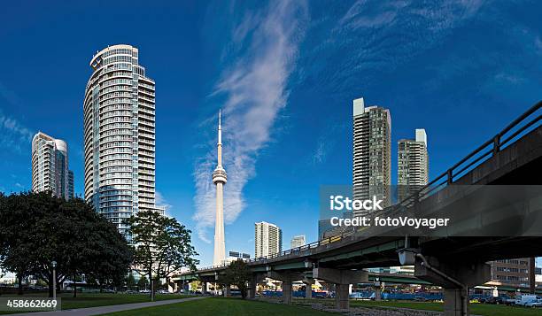 Toronto Cn Tower Highrise Stadt Panorama Stockfoto und mehr Bilder von Mehrspurige Strecke - Mehrspurige Strecke, Toronto, Architektur