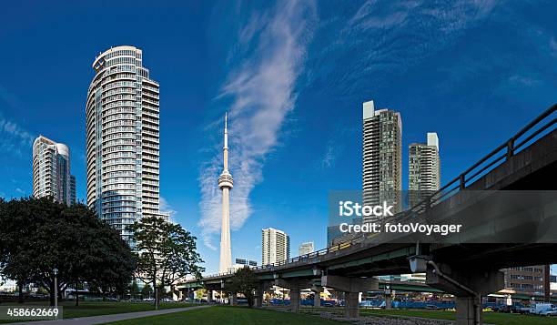 De Toronto La Torre Cn El Paisaje De Panorama De Torre Foto de stock y más banco de imágenes de Autopista