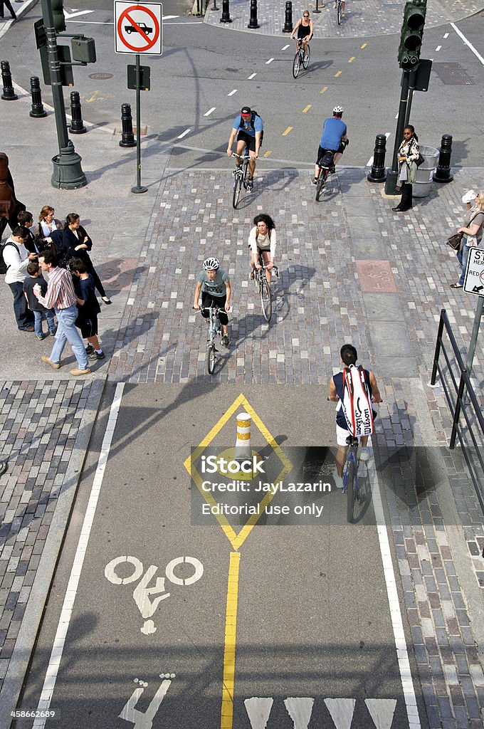 Bicicletas e peões de NYC ocupado ao longo de um caminho - Foto de stock de Pedestre royalty-free