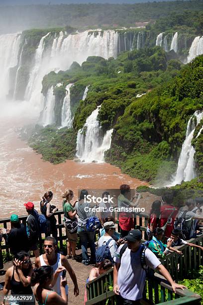 Gruppo Di Turisti Scattare Foto Alle Cascate Di Iguacu In Brasile - Fotografie stock e altre immagini di Ambientazione esterna