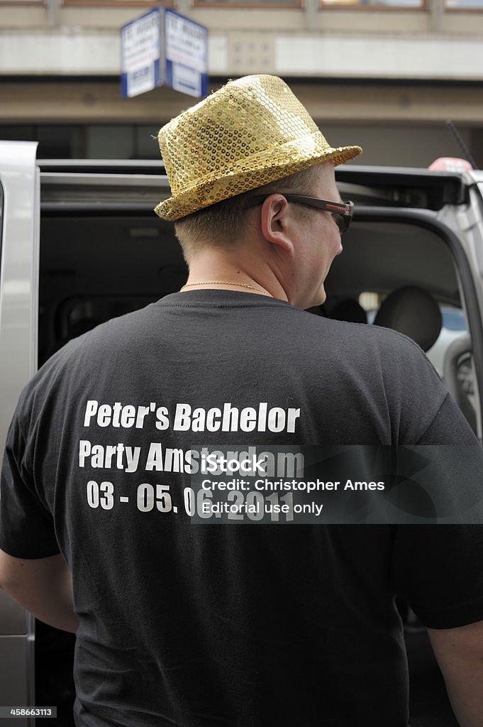 Mann trägt Bachelor-Party-T-Shirt in Amsterdam - Lizenzfrei Amsterdam Stock-Foto
