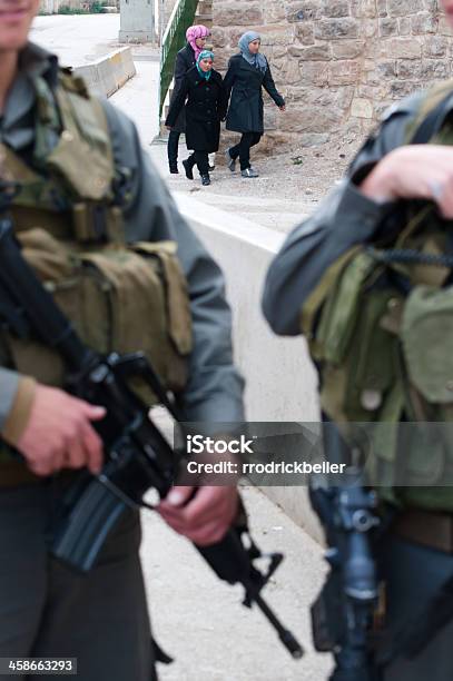 Photo libre de droit de Checkpoint Israélien À Hebron banque d'images et plus d'images libres de droit de Adulte - Adulte, Al-Shuhada Street, Arme à feu