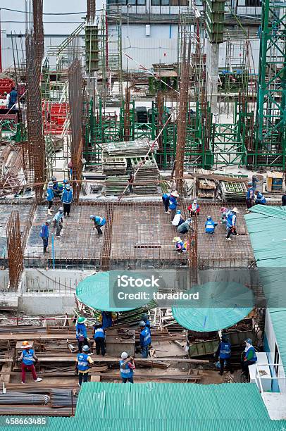 Arbeiter Werden Sichtbar Sein Auf Einer Baustelle Stockfoto und mehr Bilder von Anzahl von Menschen - Anzahl von Menschen, Arbeiten, Arbeiter