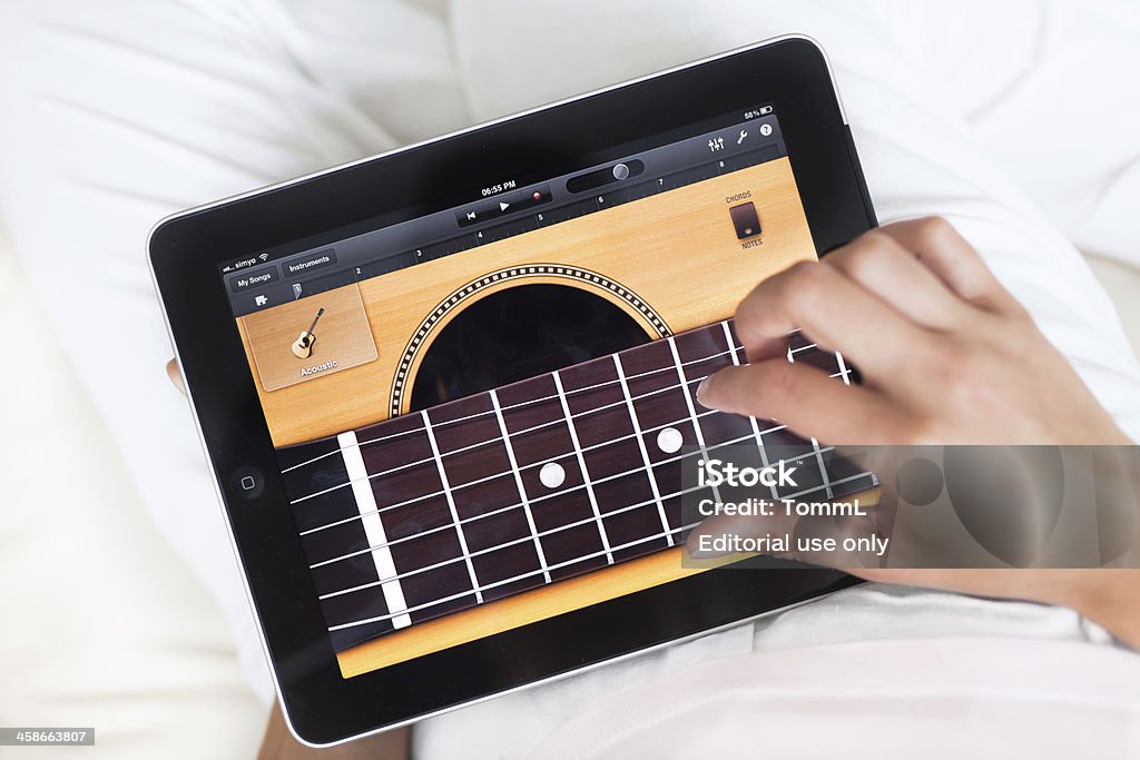 Suona chitarra su iPad - Foto stock royalty-free di Disco - Audio analogico