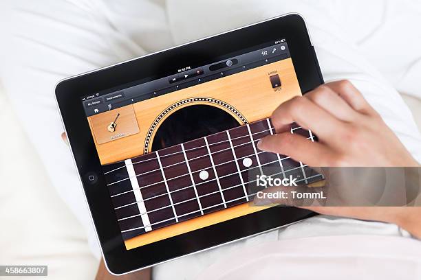 Suona Chitarra Su Ipad - Fotografie stock e altre immagini di Disco - Audio analogico - Disco - Audio analogico, Adulto, Ambientazione interna