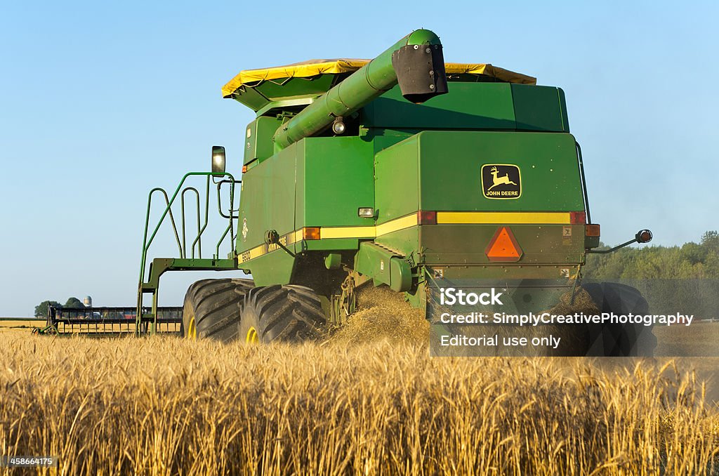 John Deere se combinan en el campo de trigo - Foto de stock de Actividad de agricultura libre de derechos