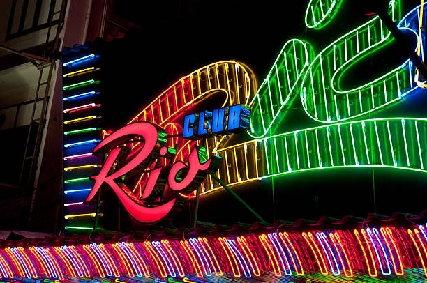neon lights über club rio gogo bar in bangkok, thailand - gogo bar stock-fotos und bilder