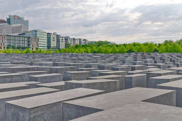 musée de l'holocauste - geometric shape famous place europe three dimensional shape photos et images de collection