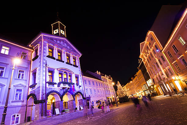 рождественские украшения освещением ратуша в любляне - ljubljana december winter christmas стоковые фото и изображения