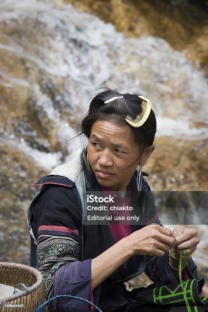 Femme non identifiée de la minorité ethnique embroiders Hmong noir - Photo de Adulte libre de droits