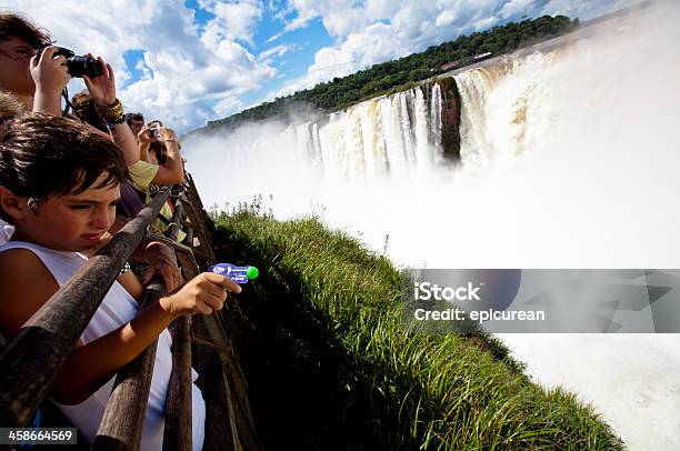 Скучно Ребенка Турист В Игуасу Фолс — стоковые фотографии и другие картинки Водопады Игуасу - Водопады Игуасу, Ребёнок, Аргентина