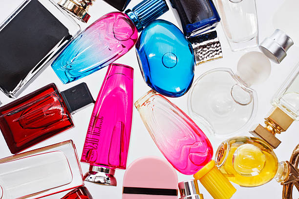 Nombreux multicolore Mini parfum de bouteilles de vodka au-dessus de la tête - Photo