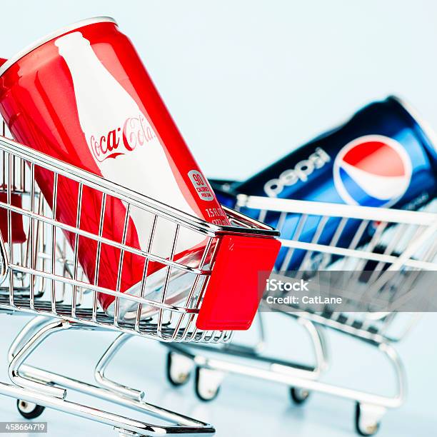 Battaglia Dei Marchi Vs Pepsi Cola - Fotografie stock e altre immagini di Alimentazione non salutare - Alimentazione non salutare, Bevanda analcolica, Bibita