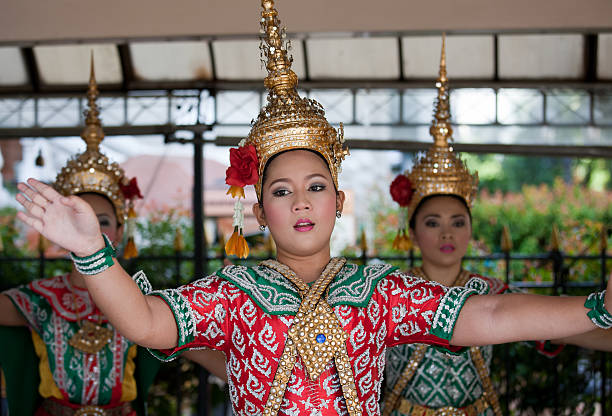 dança tailandesas clássicas. - indigenous culture famous place thailand bangkok - fotografias e filmes do acervo