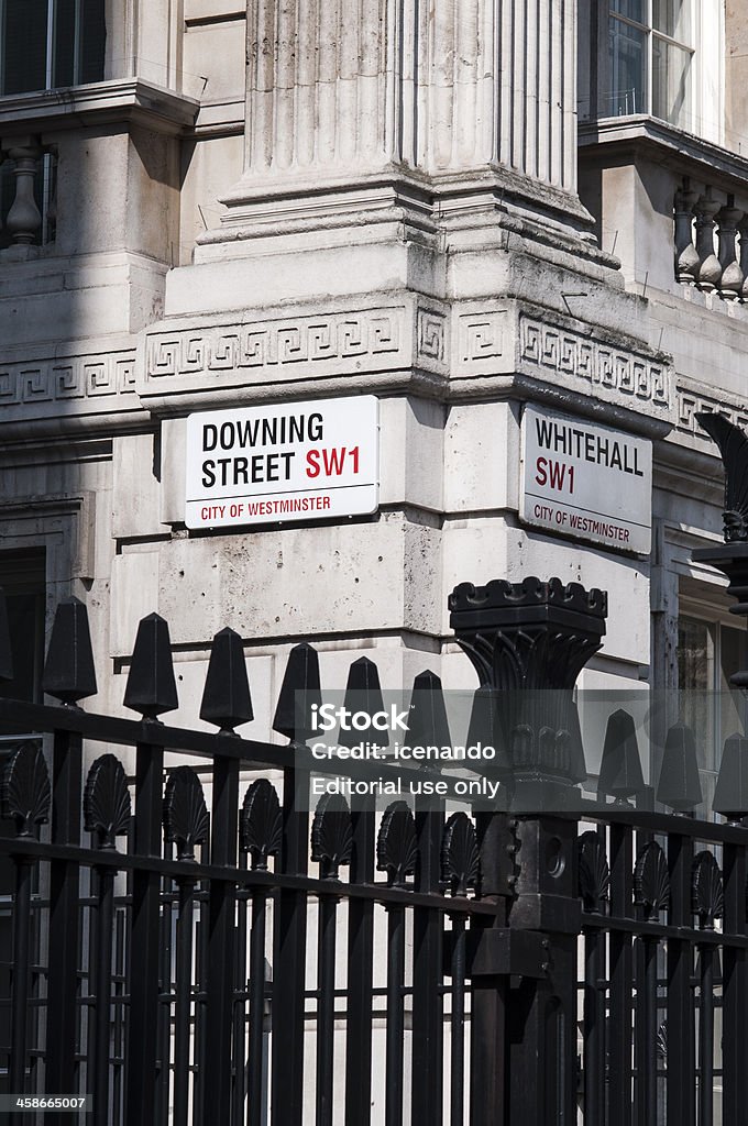 Downing Street targhetta nell'angolo con Whitehall - Foto stock royalty-free di Autorità