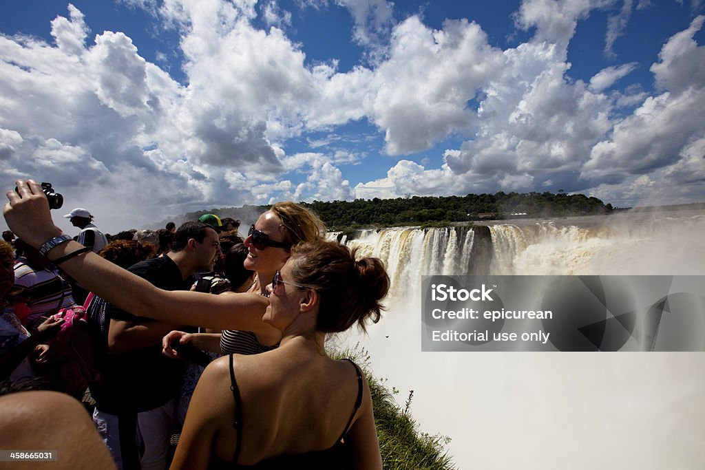 観光客の写真を撮るのができ、イグアスの背景 - 20代のロイヤリティフリーストックフォト