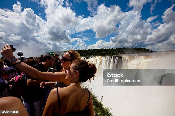 観光客の写真を撮るのができイグアスの背景 - 20代のストックフォトや画像を多数ご用意 - 20代, しぶき, アルゼンチン