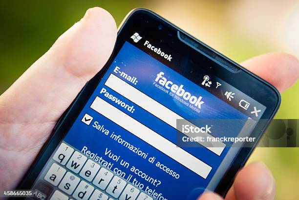 Accesso Facebooking Su Smarthphone Log - Fotografie stock e altre immagini di .com - .com, Accesso al sistema, Amicizia