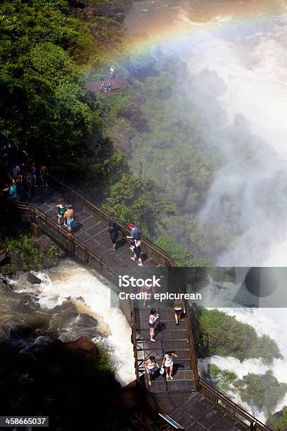 Arcobaleno Sopra I Turisti Sui Sentieri Delle Cascate Di Iguazu Argentina - Fotografie stock e altre immagini di Acqua