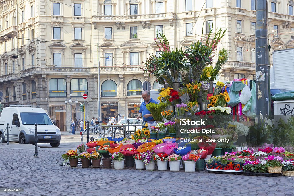 Fiore supporto in Piazza Cordusio, Milano, Italia - Foto stock royalty-free di Adulto