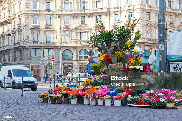 Fiore Supporto In Piazza Cordusio Milano Italia - Fotografie stock e altre immagini di Adulto - Adulto, Bouquet, Chiosco