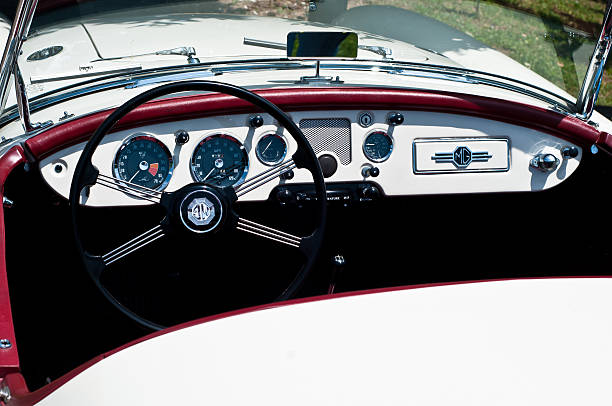 ダッシュボードディテールの転換社債のビンテージスポーツ車 - collectors car dashboard odometer mode of transport ストックフォトと画像