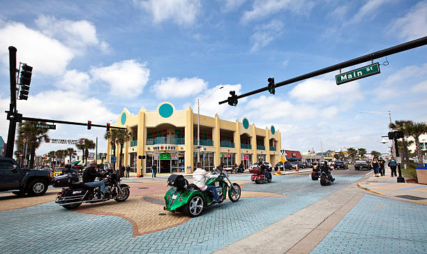 calle principal de daytona, florida. - editorial crowd driver people fotografías e imágenes de stock