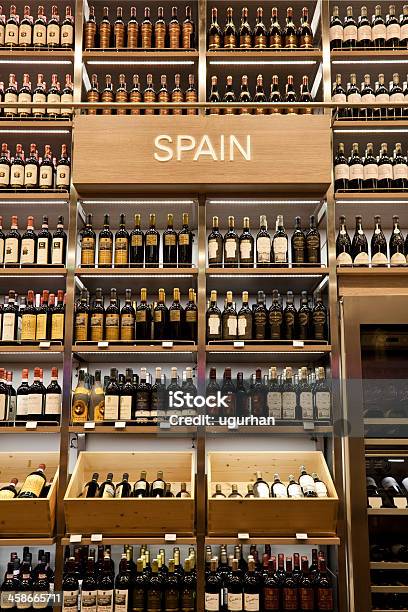 Wine Rack Stockfoto und mehr Bilder von Weinflasche - Weinflasche, Alkoholisches Getränk, Ausverkauf