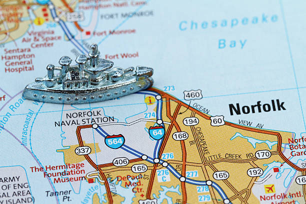 norfolk naval base al parco di storia militare battleship pedina - monopoly board game editorial nautical vessel board game piece foto e immagini stock