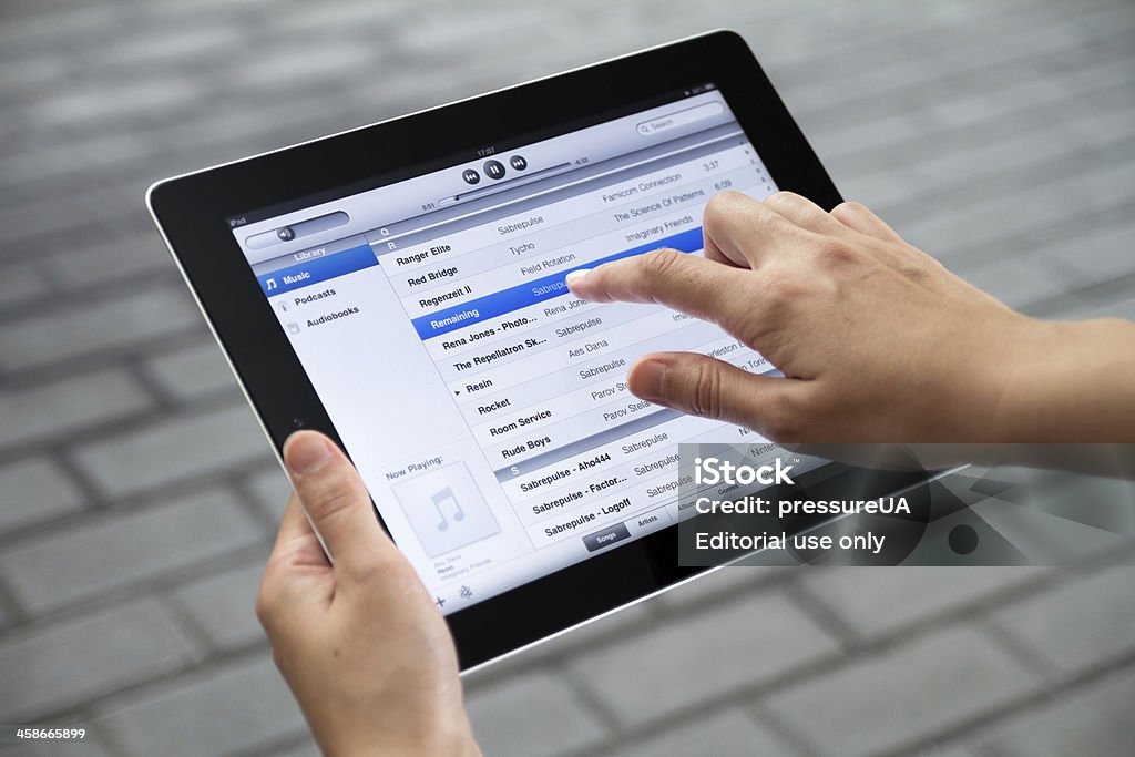 Apple iPad で音楽を聴く - 選ぶのロイヤリティフリーストックフォト