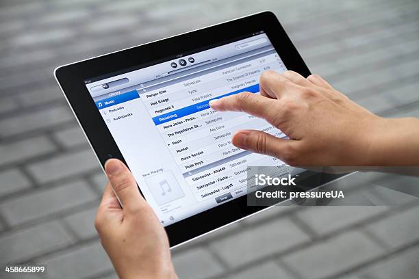 Apple Ipad で音楽を聴く - 選ぶのストックフォトや画像を多数ご用意 - 選ぶ, 音楽, 1人
