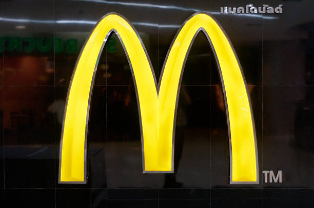 mcdonald's golden arcos logotipo - bangkok mcdonalds fast food restaurant asia - fotografias e filmes do acervo