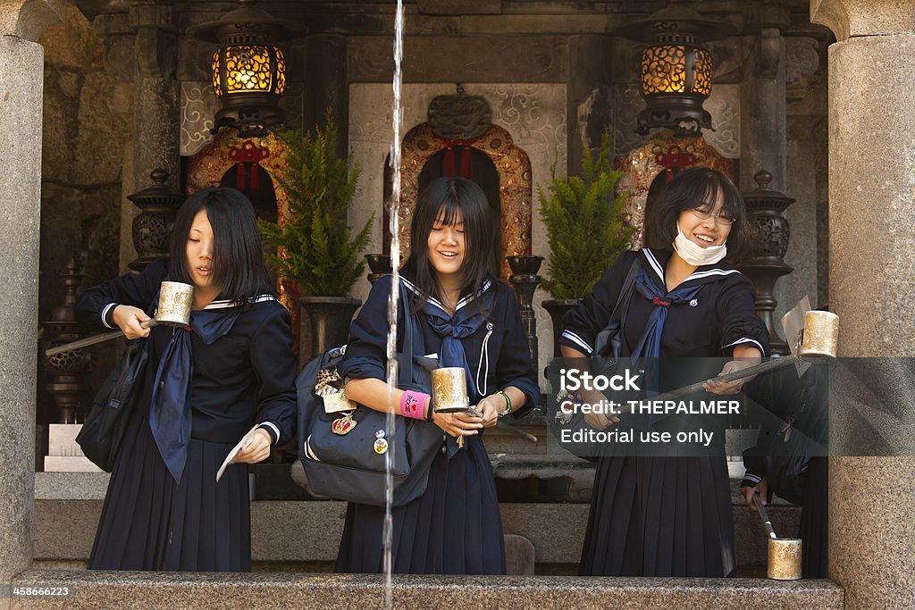 Studenten im Otowa Wasserfall in Kiyomizu-dera-Tempel - Lizenzfrei Architektonisches Detail Stock-Foto