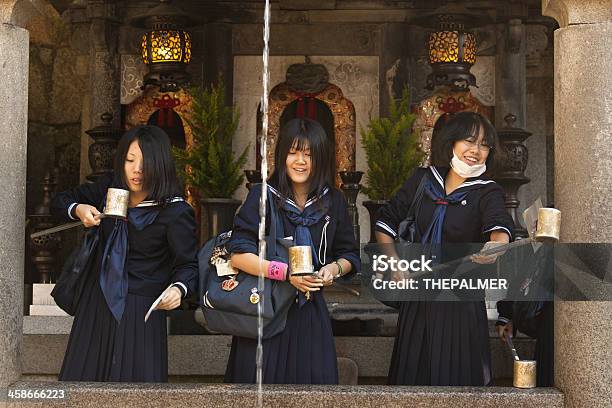 Alunos Em Otowa Cascata No Templo De Kiyomizudera - Fotografias de stock e mais imagens de Adolescente - Adolescente, Adolescência, Budismo