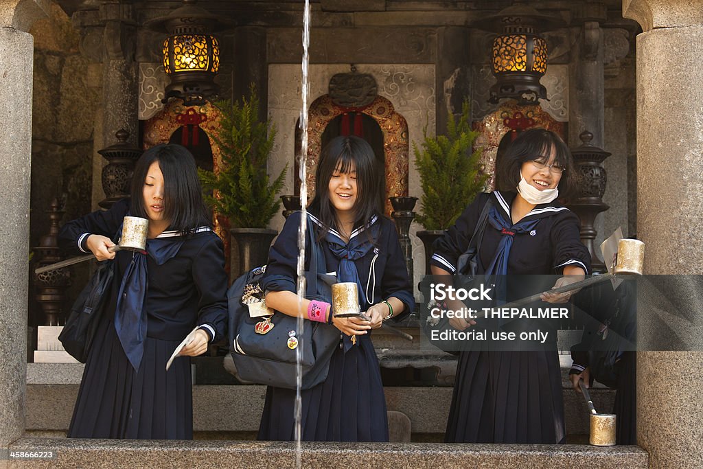 Студенты на Otowa Водопад в Храм Киёмидзу-дэра - Стоковые фото Азия роялти-фри
