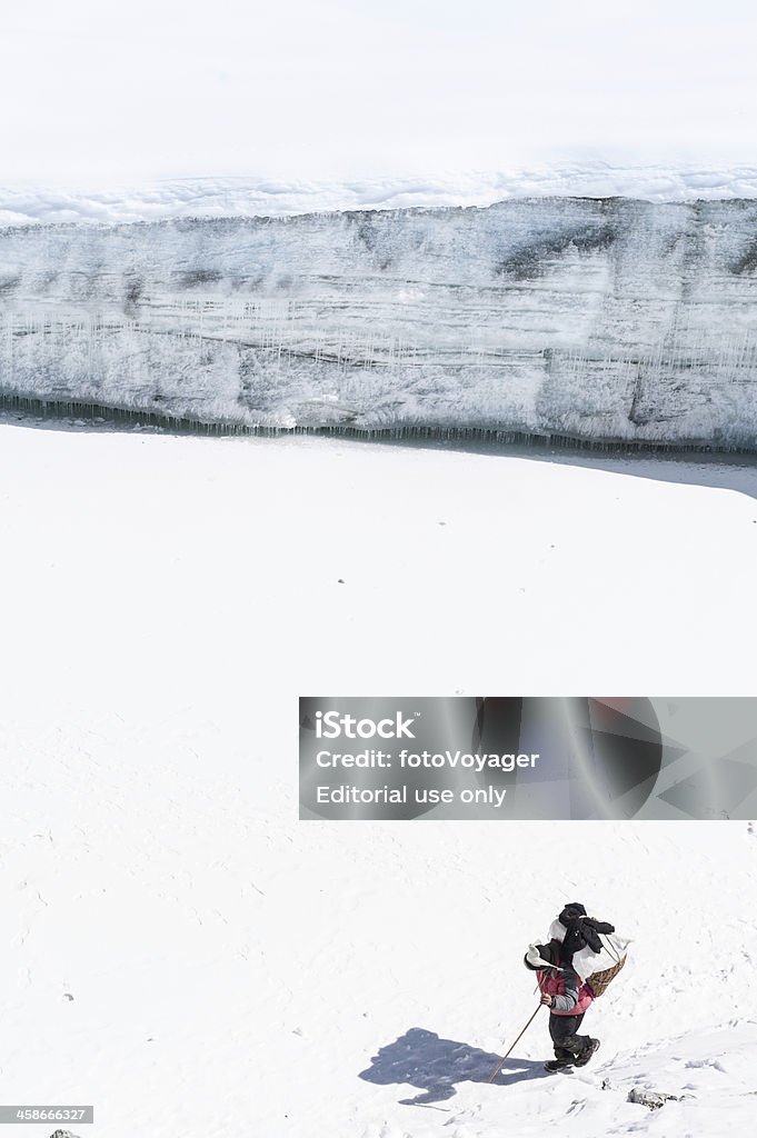 Sherpa-Laden tragen über Gletscher Himalajagebirge - Lizenzfrei Abenteuer Stock-Foto