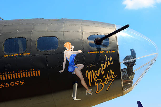 b17 бомбер, мемфис красавица самолёт - memphis belle стоковые фото и изображения