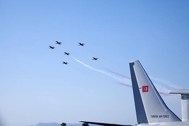 espetáculo turquia de 2011 - stunt airplane air air vehicle imagens e fotografias de stock