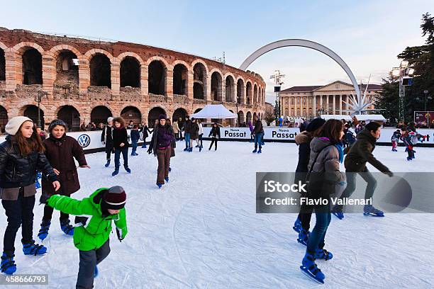 Foto de Patinação No Gelo Em Verona e mais fotos de stock de Adulto - Adulto, Arquitetura, Atividade