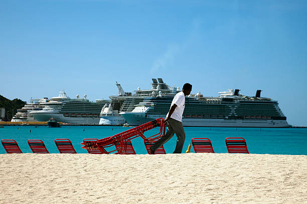 puxar sol loungers para a praia - royal caribbean cruise lines imagens e fotografias de stock