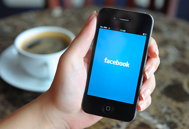 facebook para iphone - coffee shop coffee break coffee cup holding - fotografias e filmes do acervo