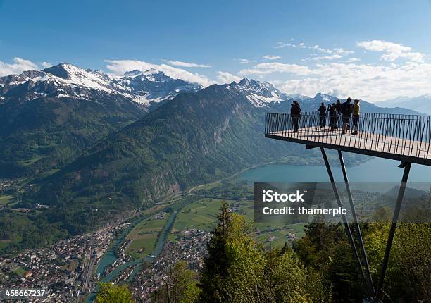 Turisti In Montagna Punto Di Vista Molo Di Più Kulm Interlaken - Fotografie stock e altre immagini di Schilthorn