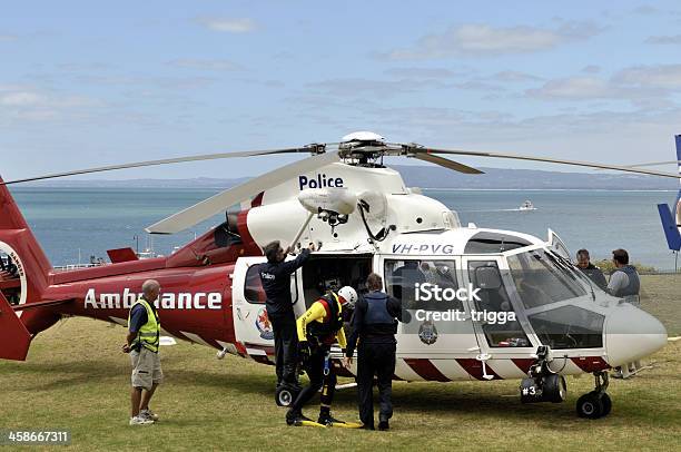 Foto de Polícia E Ambulância Equipe Com Helicóptero Em Melbourne Austrália e mais fotos de stock de Ambulância Aérea